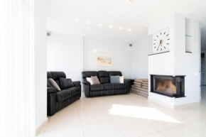 Perfect sunny holiday house with terrace, parking, by Cohost